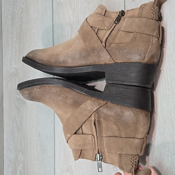 NWOB UGG Wymla Ankle Distressed Leather Buckle Detail Moto Boho Shoes Sz 8 - Picture 9 of 13